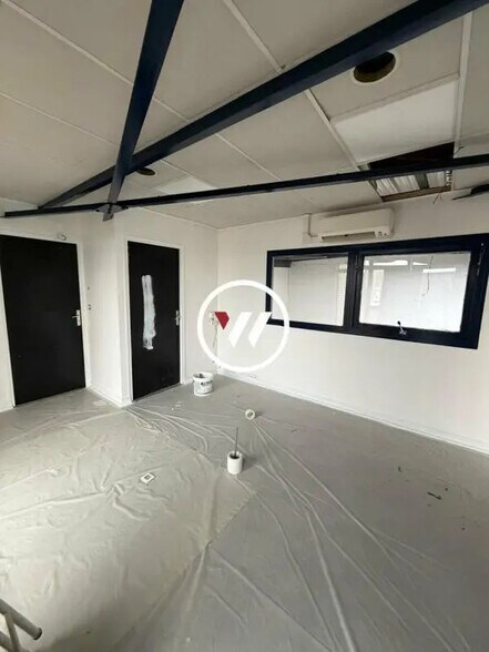 Flex in Le Thillay for lease - Interior Photo - Image 3 of 8