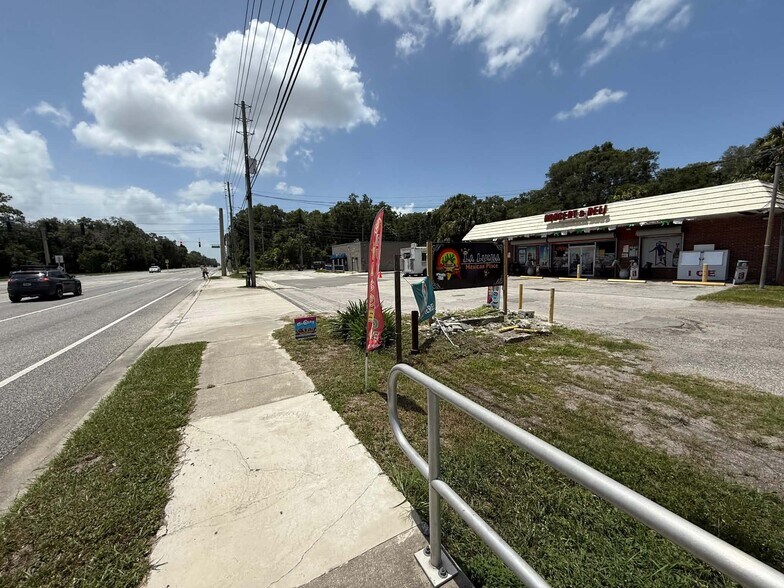 2534 N Spring Garden Ave, Deland, FL à louer - Photo du bâtiment - Image 3 de 5
