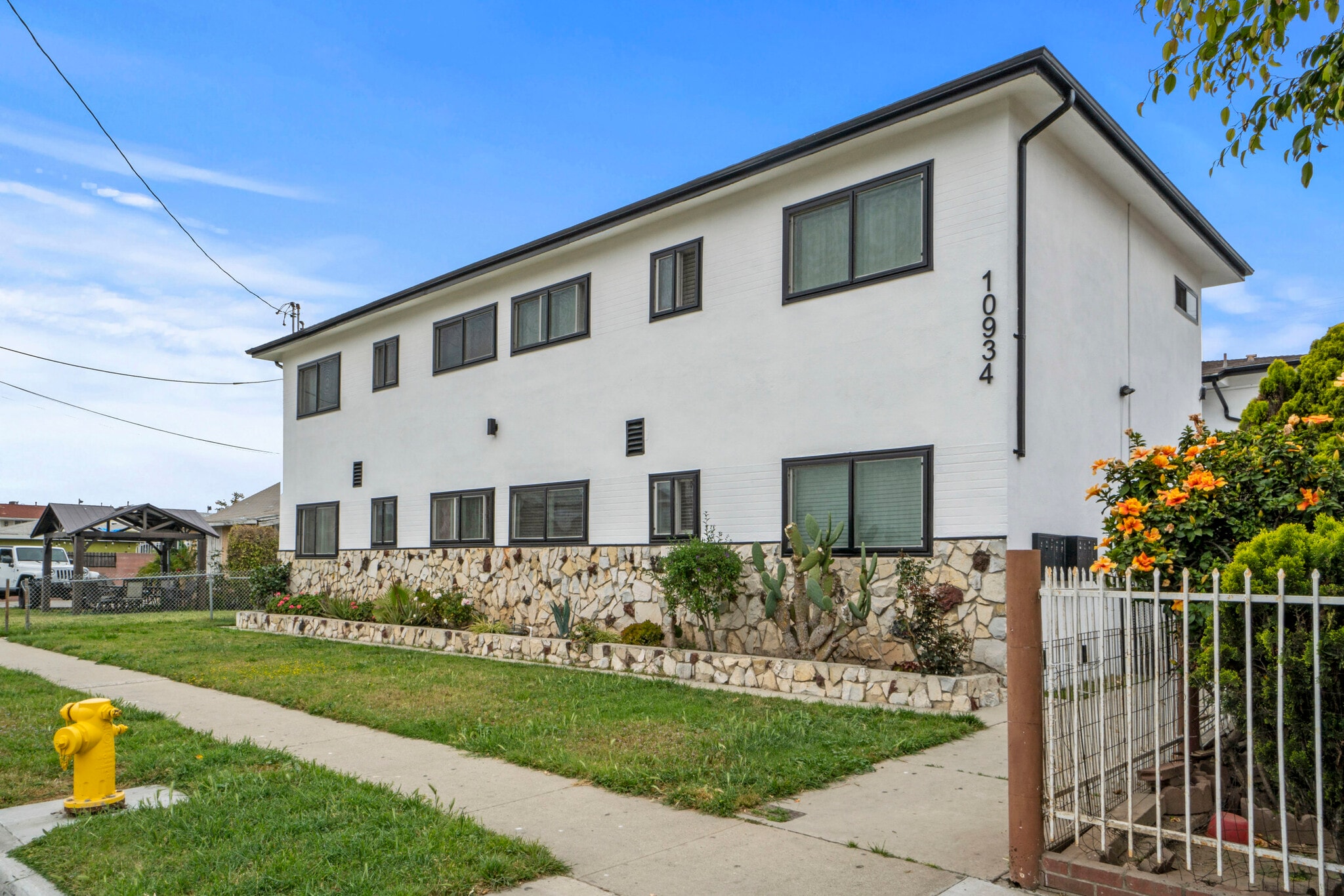 10934 Burin Ave, Inglewood, CA for sale Primary Photo- Image 1 of 11