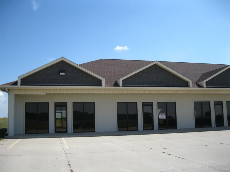800-814 Iowa Speedway Dr, Newton, IA à louer - Photo du bâtiment - Image 1 de 9