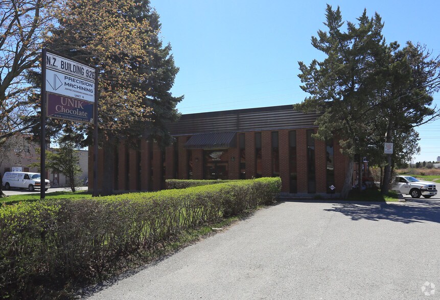 926 Dillingham Rd, Pickering, ON à louer - Photo du bâtiment - Image 2 de 7