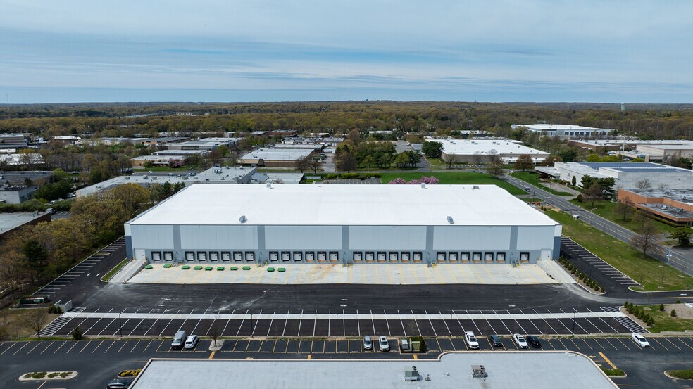 49 Wireless Blvd, Hauppauge, NY à louer - Photo du bâtiment - Image 3 de 5