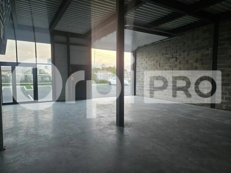 Flex in Artigues-près-Bordeaux for lease - Interior Photo - Image 2 of 6