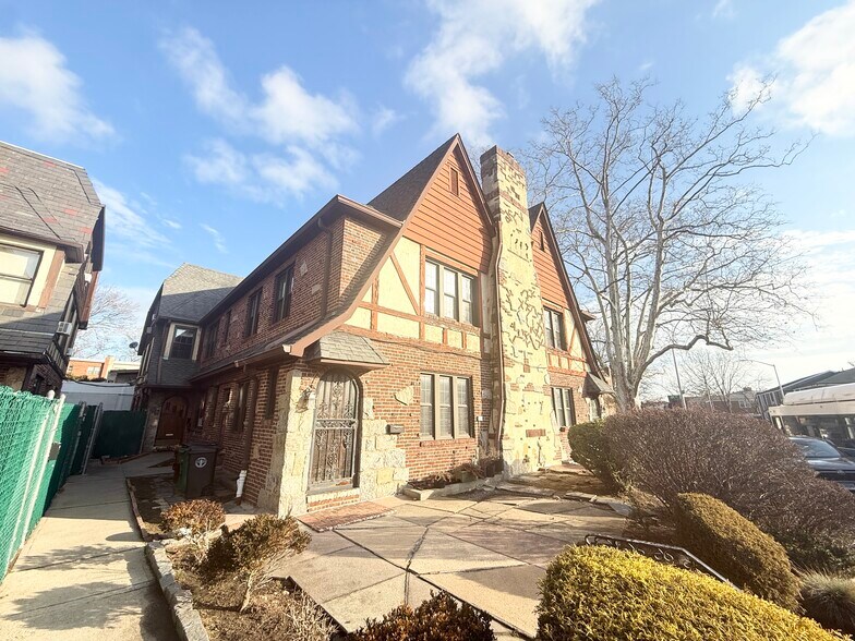 190-17 Crocheron Ave, Flushing, NY for sale - Building Photo - Image 1 of 17