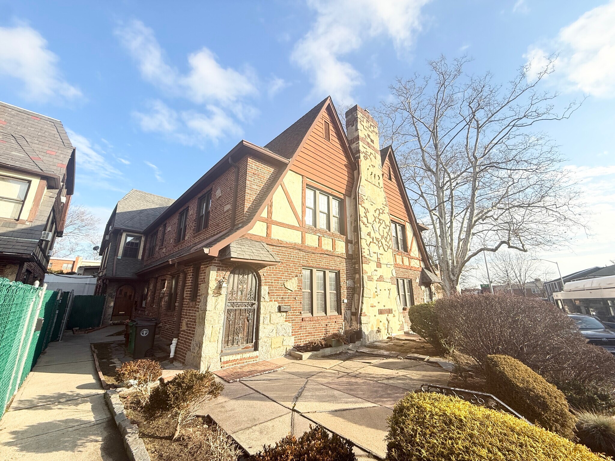 190-17 Crocheron Ave, Flushing, NY à vendre Photo du bâtiment- Image 1 de 18