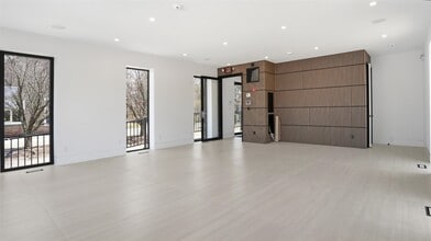 200 W Montauk Hwy, Hampton Bays, NY for lease Interior Photo- Image 2 of 4