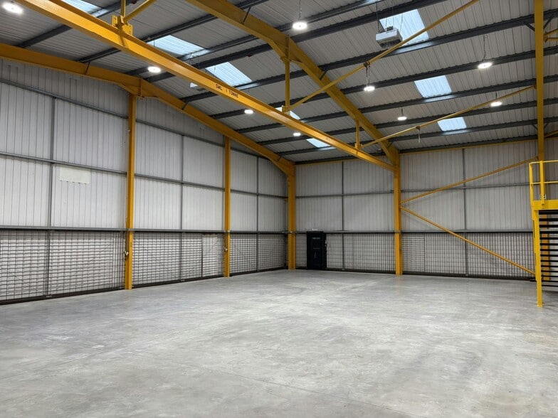 Excalibur Way, Manchester for lease - Building Photo - Image 3 of 5