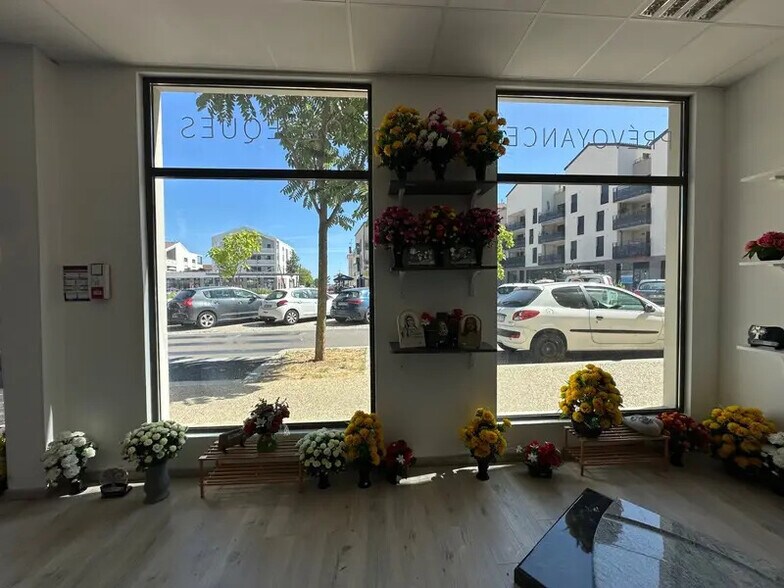 Retail in Saint-Laurent-de-Mure for lease - Building Photo - Image 3 of 5