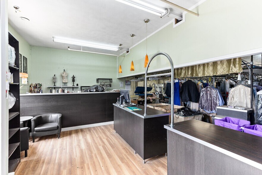 655 Saw Mill Brook Pky, Newton, MA à vendre - Photo du bâtiment - Image 3 de 8