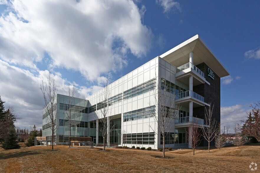 3710 33rd St NW, Calgary, AB à louer - Photo du bâtiment - Image 2 de 7