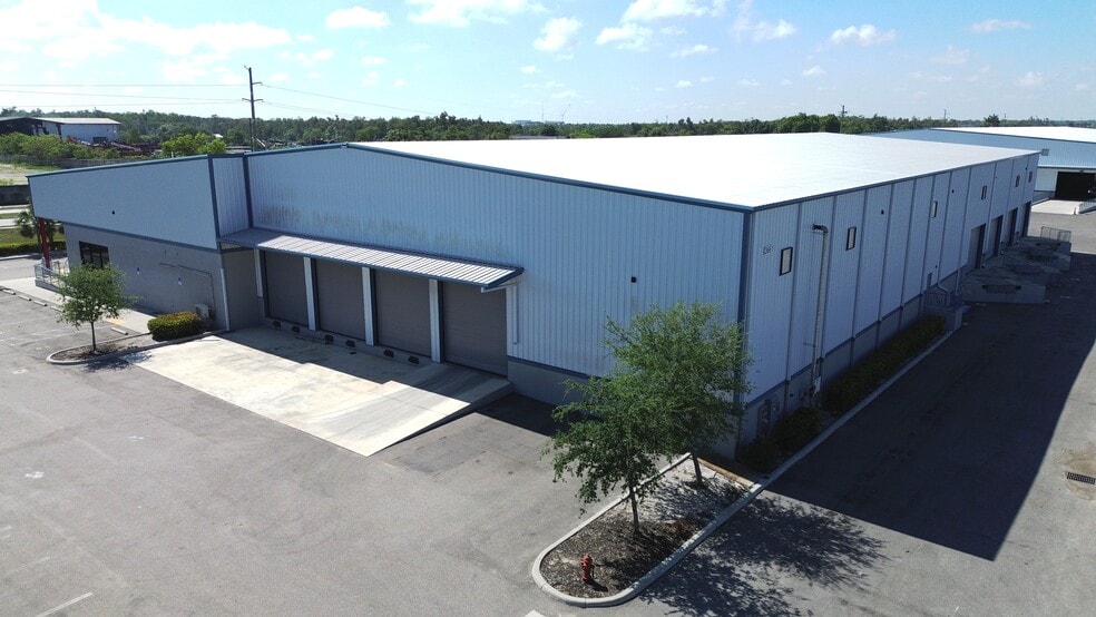 3641 Ironbridge Blvd, Fort Myers, FL à louer - Photo du bâtiment - Image 2 de 6