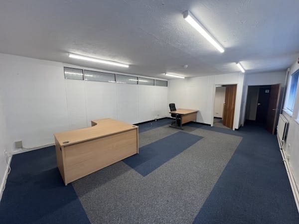 Smallmead, Horley for lease Interior Photo- Image 1 of 3
