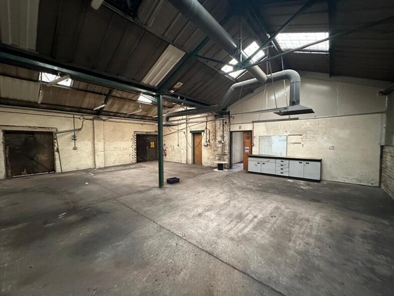 Mount Skip Lane, Manchester for lease - Interior Photo - Image 3 of 10