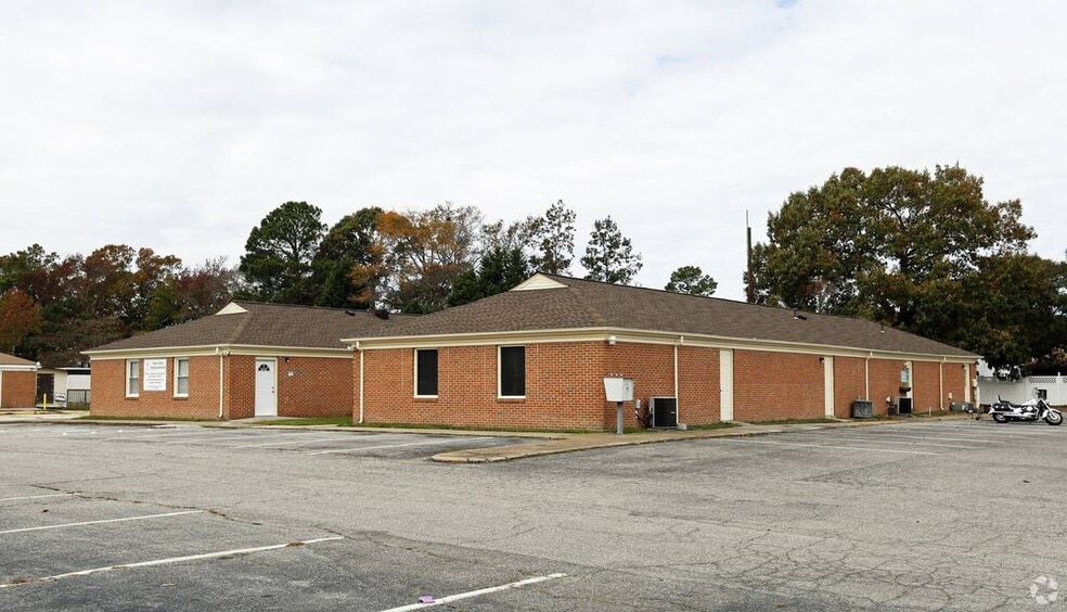 3692 S Plaza Trl, Virginia Beach, VA à louer - Photo du bâtiment - Image 2 de 13
