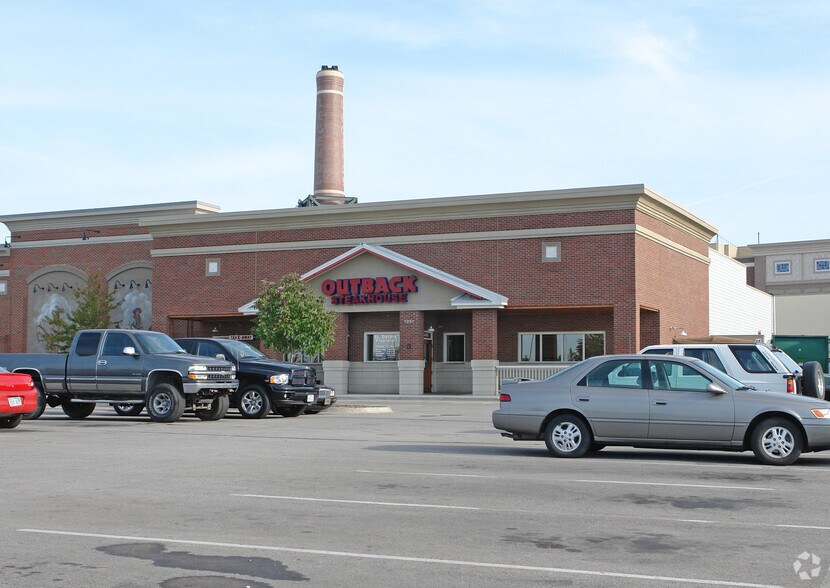 1851 Village West Pky, Kansas City, KS for lease - Building Photo - Image 2 of 2
