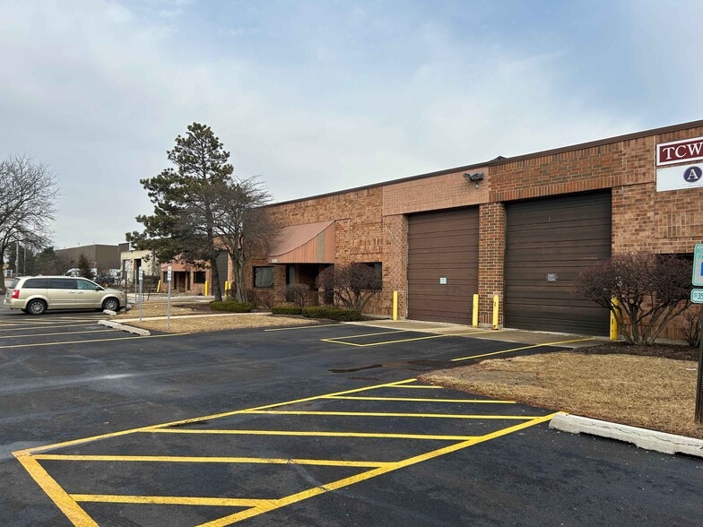 827-847 N Central Ave, Wood Dale, IL à louer - Photo du bâtiment - Image 2 de 5