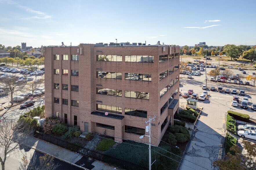 235 Plain St, Providence, RI à vendre - Photo du bâtiment - Image 3 de 6