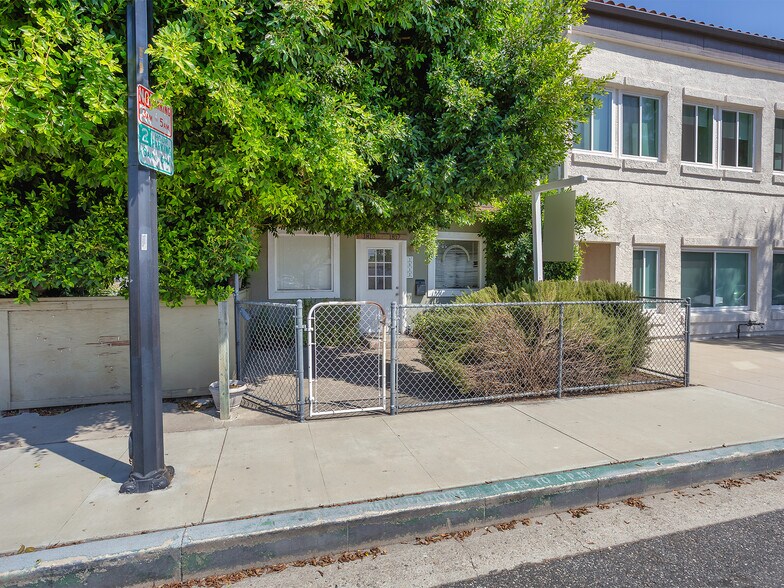 1817 W Burbank Blvd, Burbank, CA à vendre - Photo du bâtiment - Image 1 de 52