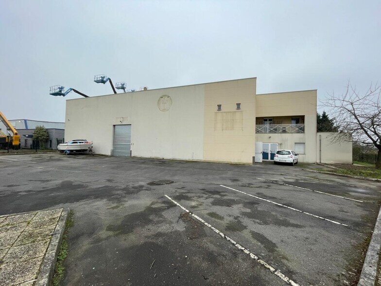 Local d'activités dans Méry-sur-Oise à vendre - Photo du bâtiment - Image 1 de 10