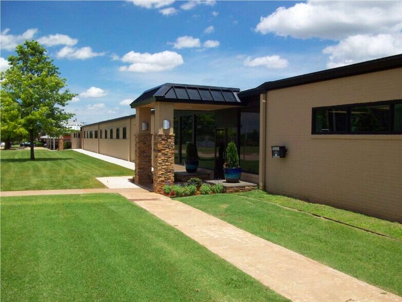 5116-524 N Shartel Ave, Oklahoma City, OK à louer - Photo du bâtiment - Image 3 de 5