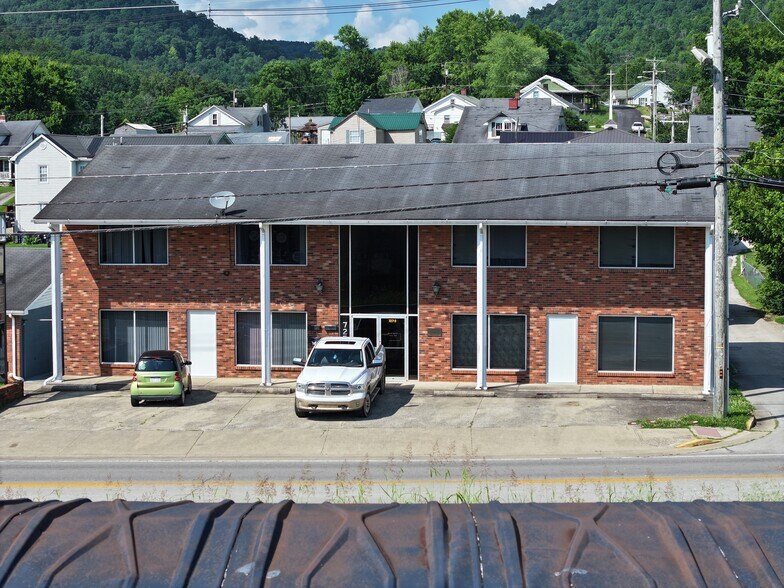 727 River Dr, Irvine, KY à vendre - Photo principale - Image 1 de 16