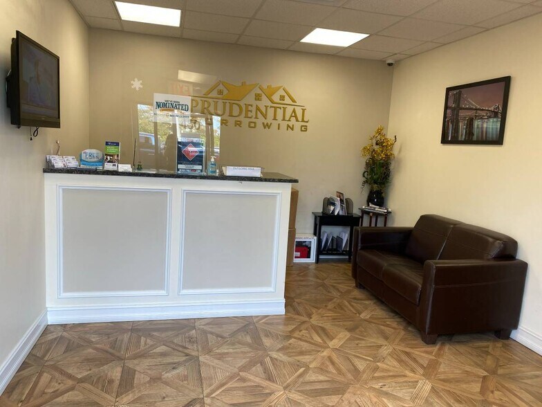 450 Sunrise Hwy, Rockville Centre, NY for sale - Lobby - Image 3 of 36