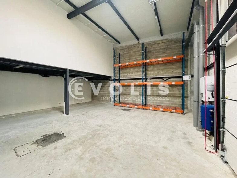 Flex in Moissy-Cramayel for lease - Interior Photo - Image 2 of 6