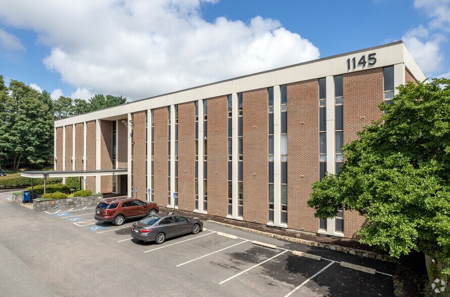 1145 Reservoir Ave, Cranston, RI à louer - Photo principale - Image 1 de 6