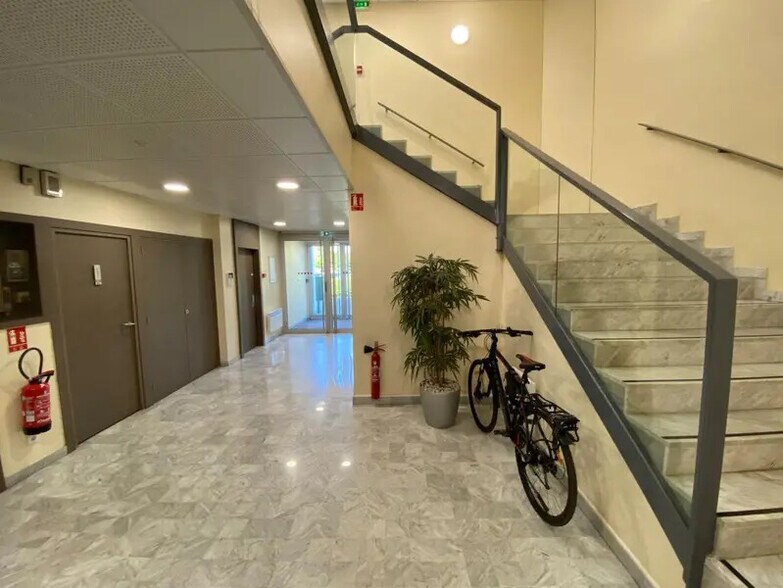Office in Bron for lease - Lobby - Image 3 of 6