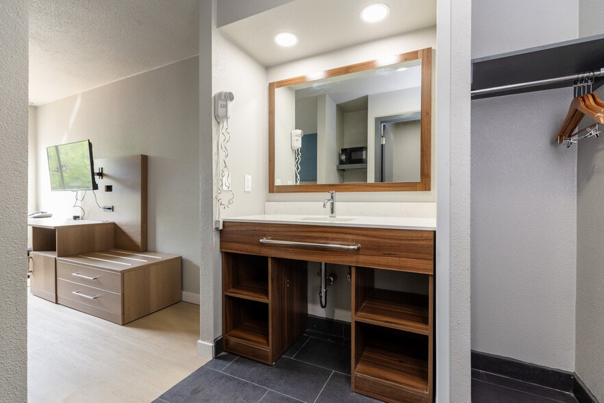 8247 NE Sandy Blvd, Portland, OR for sale - Interior Photo - Image 3 of 4