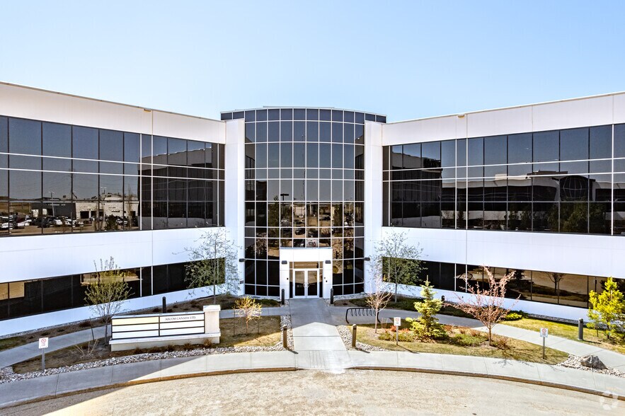 18817 Stony Plain Rd NW, Edmonton, AB à louer - Photo du bâtiment - Image 2 de 3