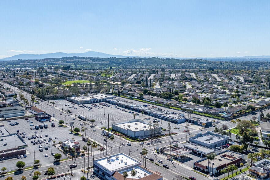 15800 Imperial Hwy, La Mirada, CA à louer - Photo du bâtiment - Image 3 de 14