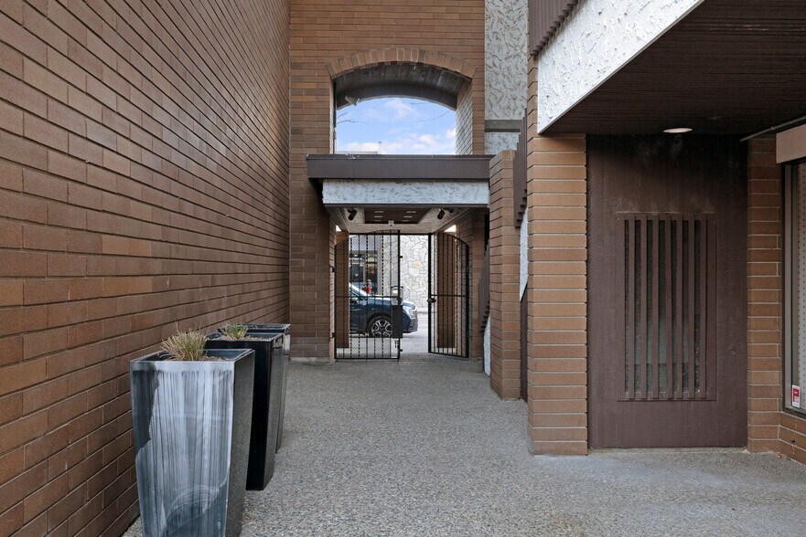 1461 St. Paul St, Kelowna, BC à louer - Photo du bâtiment - Image 2 de 16