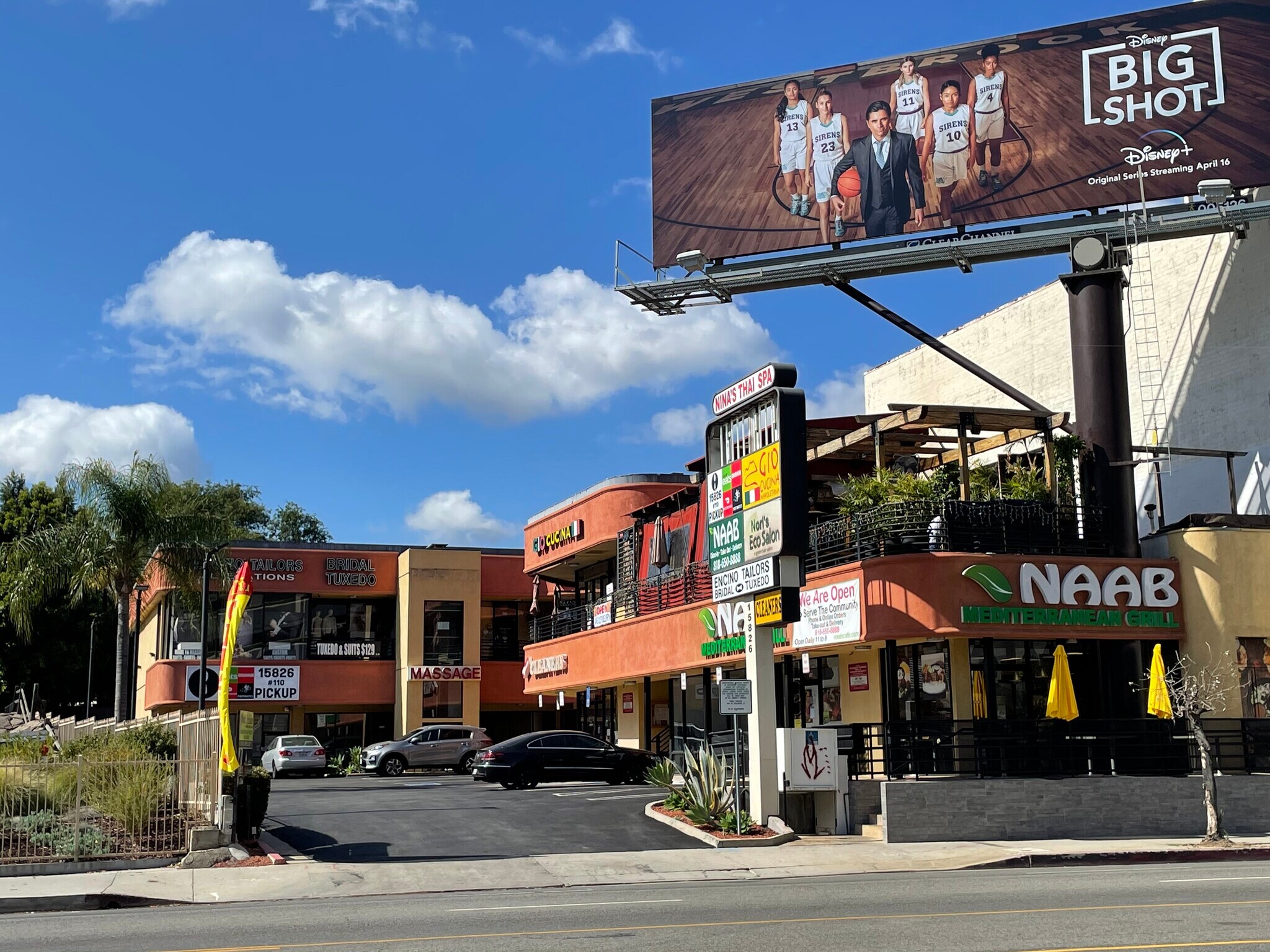 15826 Ventura Blvd, Encino, CA à louer Photo du bâtiment- Image 1 de 7