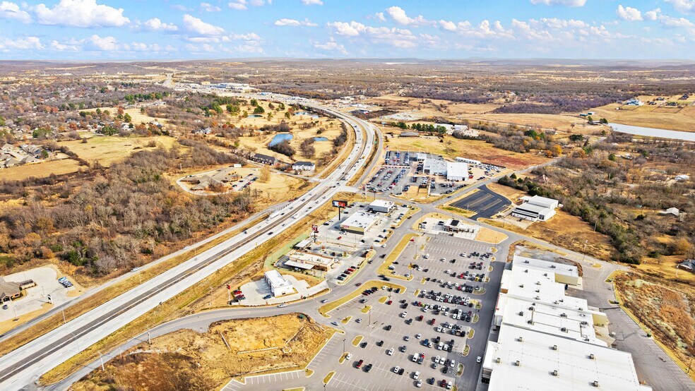 1075 George Nigh Expy, Mcalester, OK à vendre - Photo du bâtiment - Image 2 de 18