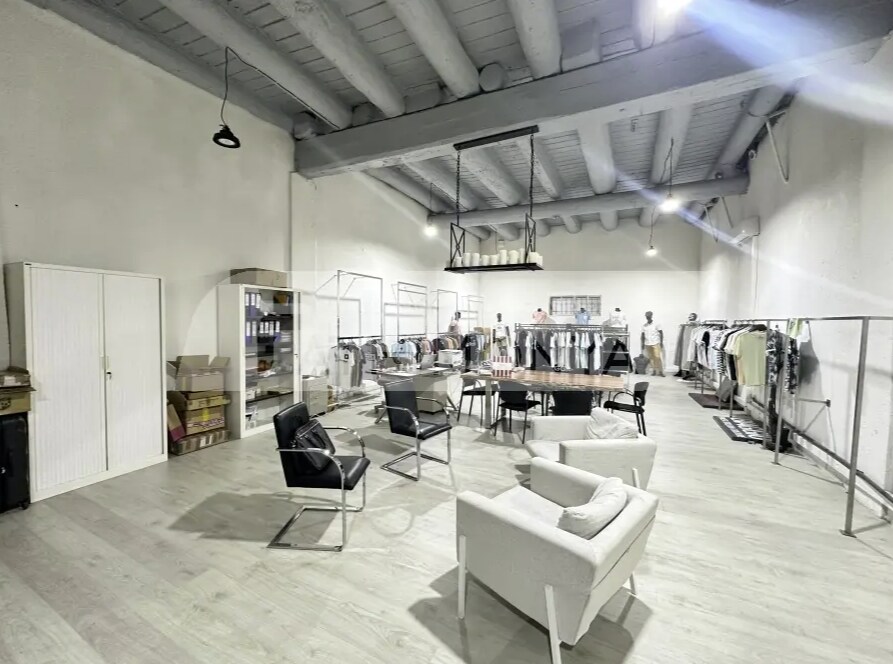 Office in Marseille for lease Interior Photo- Image 1 of 3