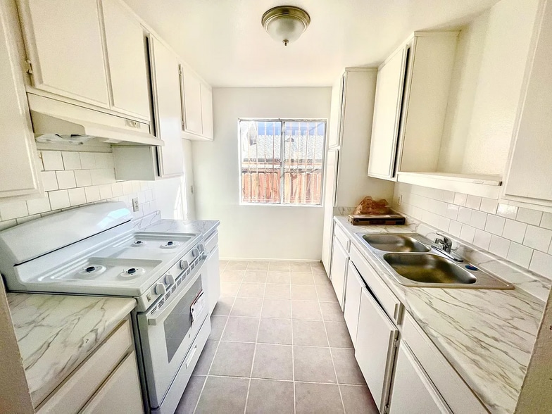 1333 Bates Ave, Los Angeles, CA for sale - Interior Photo - Image 3 of 7