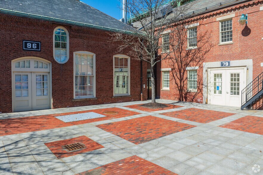 79/96 13th Street, Charlestown, MA à louer - Photo du bâtiment - Image 3 de 4