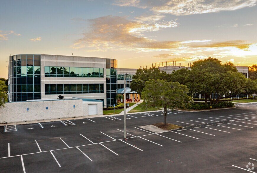 6550 W Hillsborough Ave, Tampa, FL à louer - Photo du bâtiment - Image 2 de 17