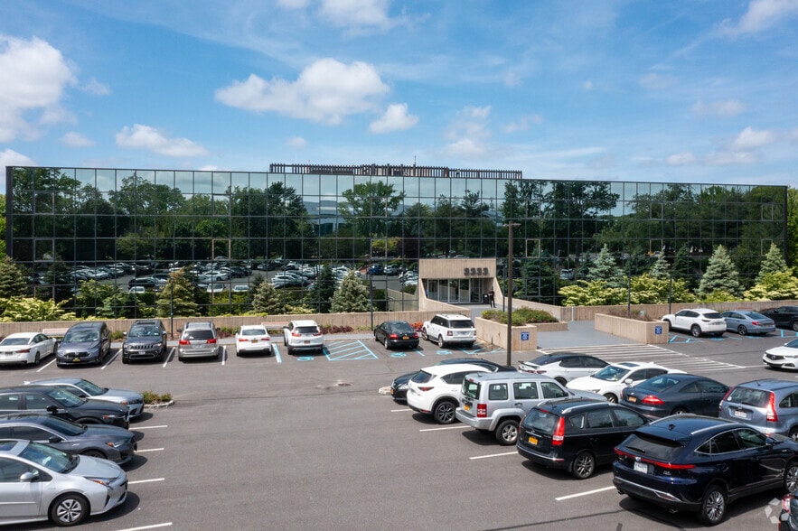 3333 New Hyde Park Rd, New Hyde Park, NY à louer - Photo du bâtiment - Image 1 de 13