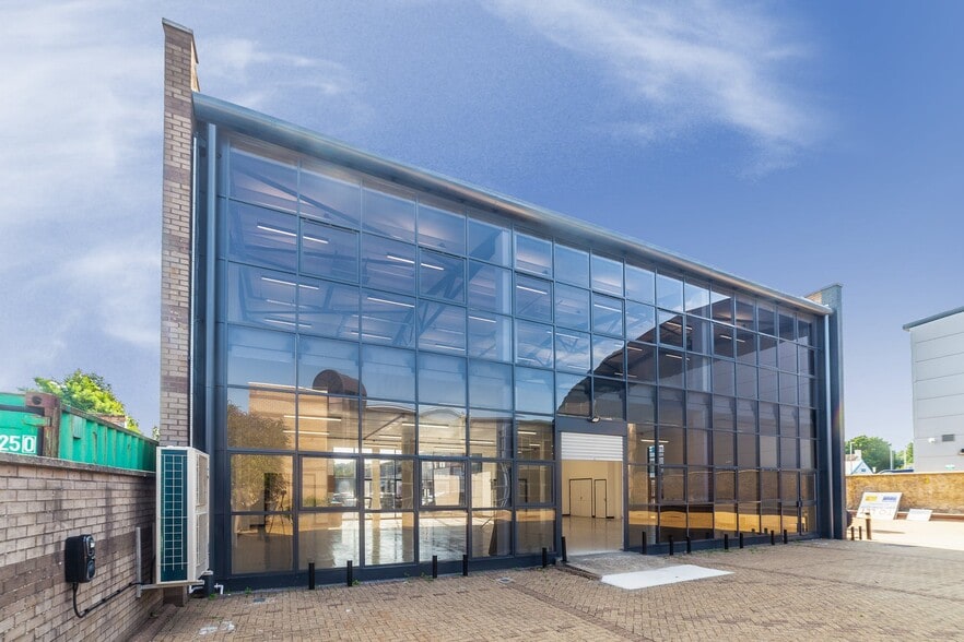 Oakcroft Rd, Chessington for lease - Building Photo - Image 1 of 3