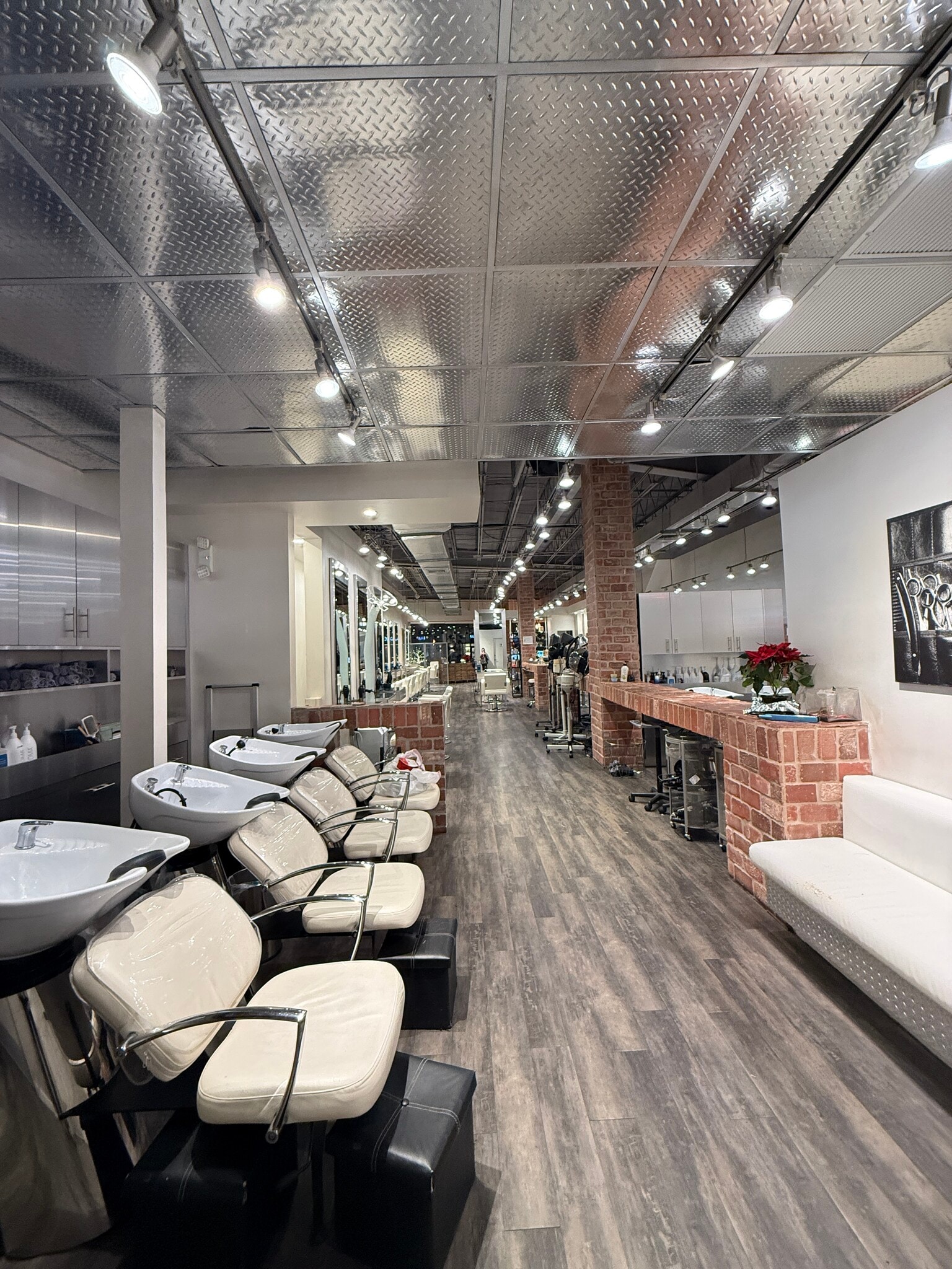 17 Maple Dr, Great Neck, NY for lease Interior Photo- Image 1 of 3