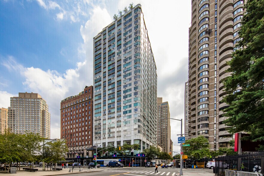 61 W 62nd St, New York, NY for lease - Building Photo - Image 2 of 3