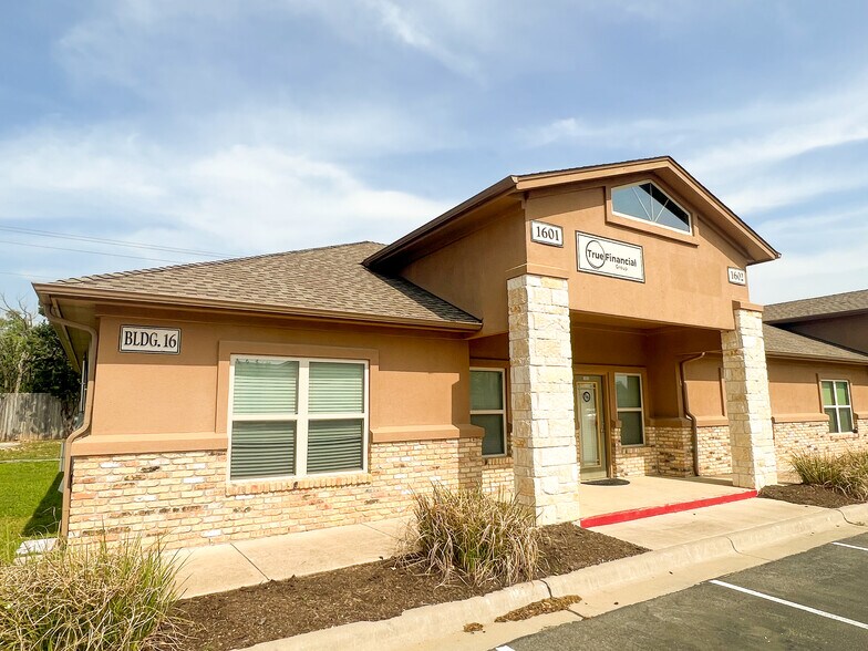 1464 E Whitestone Blvd, Cedar Park, TX à louer - Photo du bâtiment - Image 2 de 19