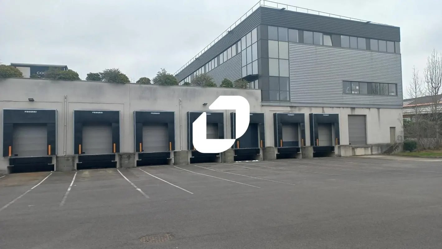 Industrial in Saint-Denis for lease Building Photo- Image 1 of 4