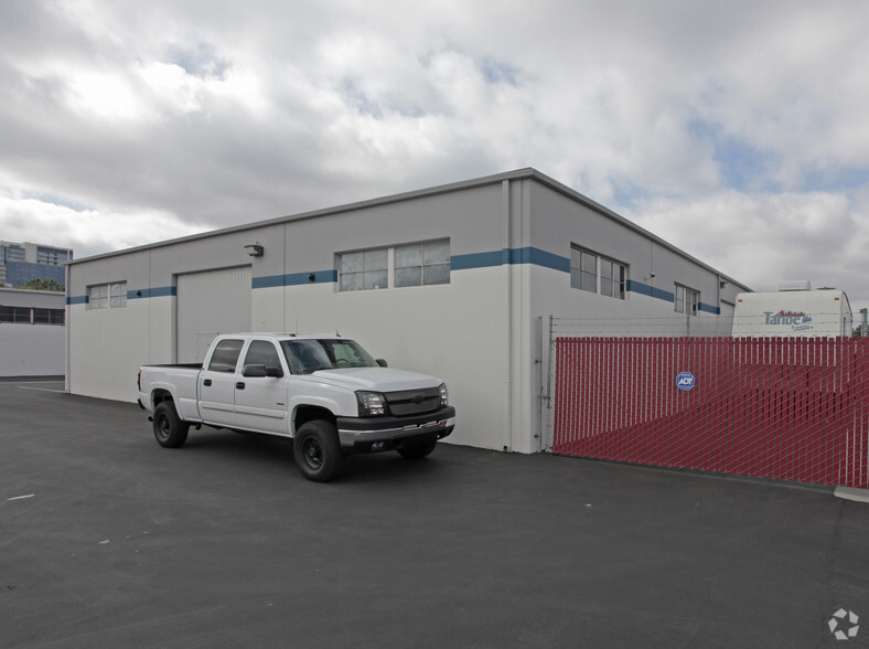 3211 Maple St, Santa Ana, CA for lease - Building Photo - Image 3 of 4