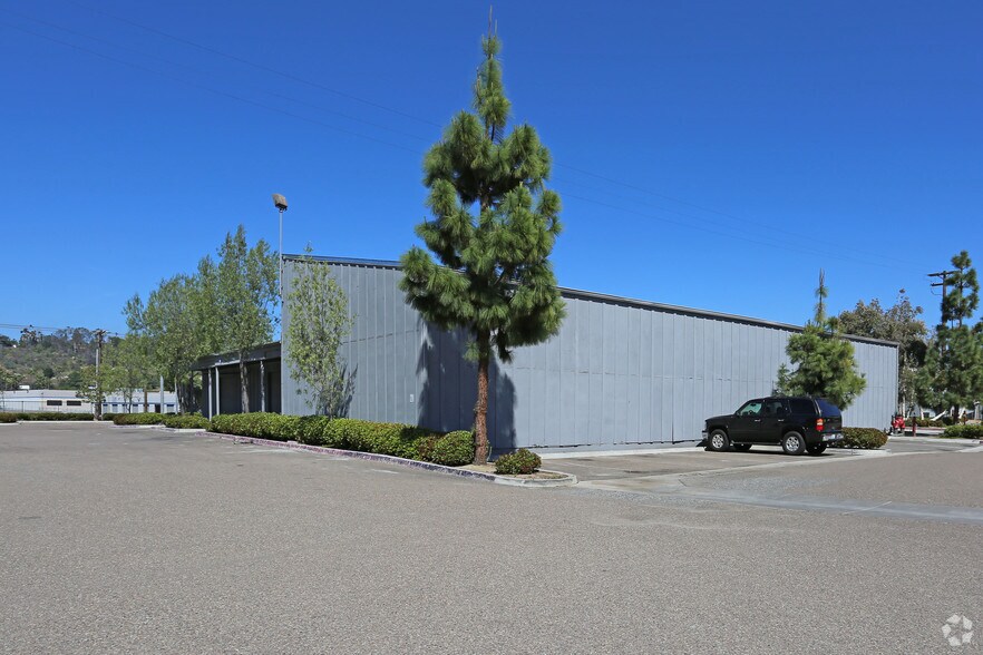 1996 Don Lee Pl, Escondido, CA à louer - Photo du bâtiment - Image 1 de 3