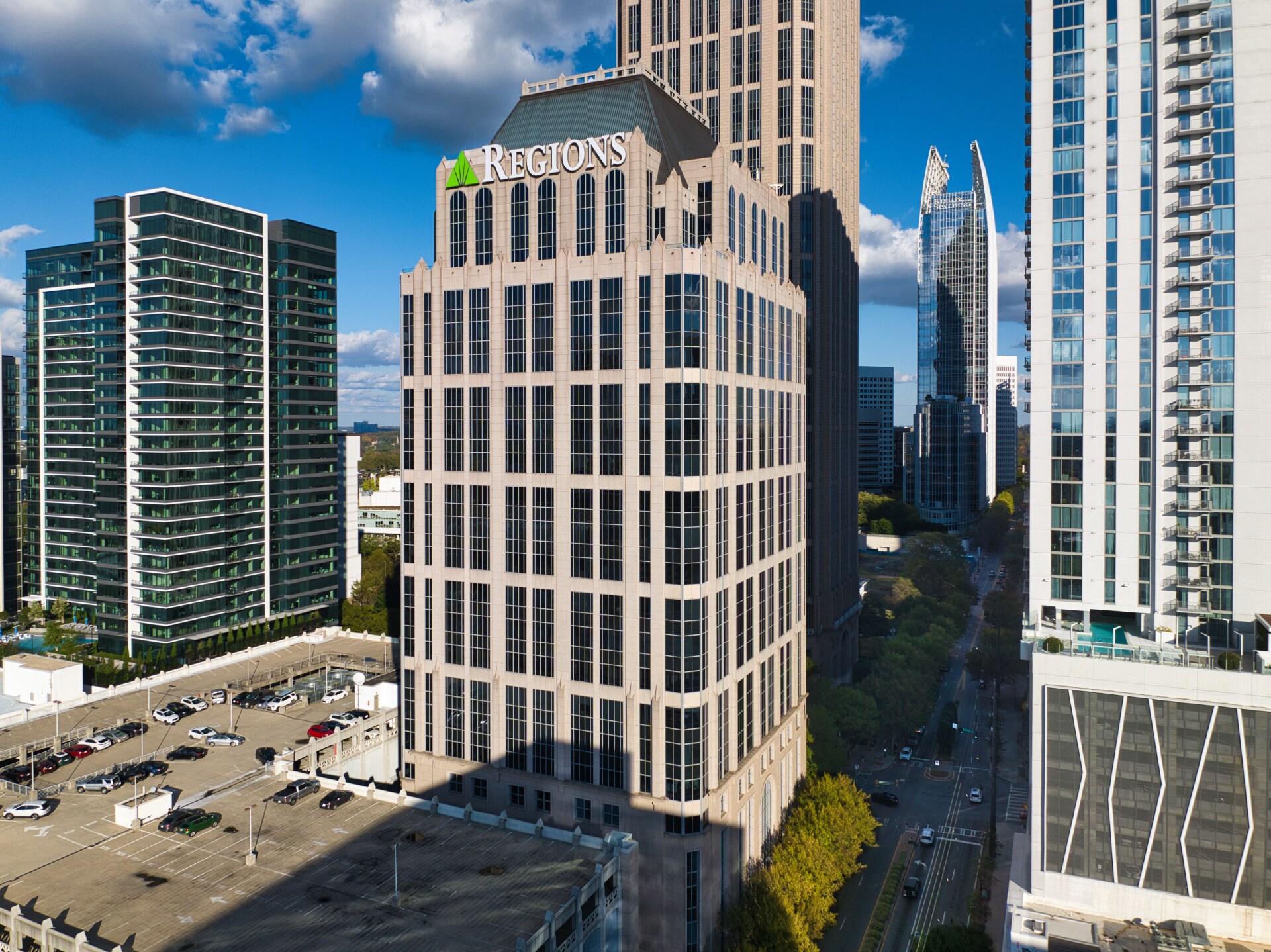 1180 W Peachtree St NW, Atlanta, GA à louer Photo du bâtiment- Image 1 de 15