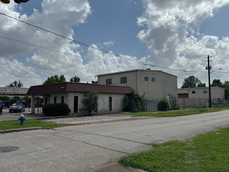 6825 N Shepherd Dr, Houston, TX for lease - Building Photo - Image 1 of 20