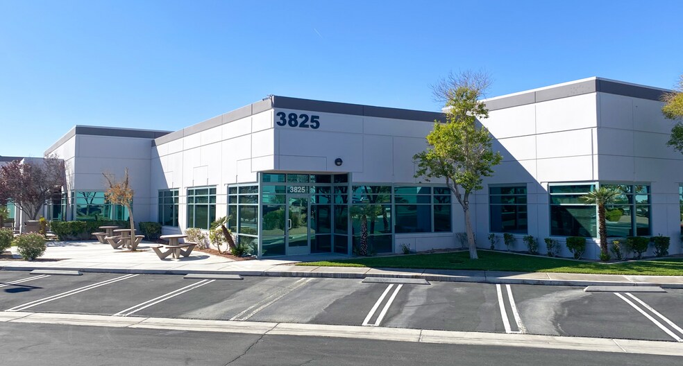 3825-3985 W Cheyenne Ave, North Las Vegas, NV à louer - Photo du bâtiment - Image 1 de 3